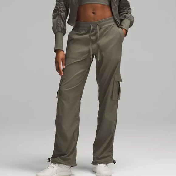 Lululemon Dance Studio Relaxed-Fit Mid-Rise Cargo Pant in Army Green M - Picture 1 of 13